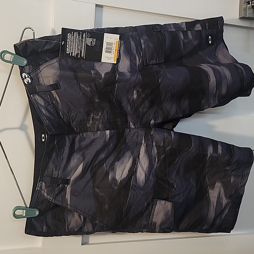 NWT 33 Oakley hybrid cargo shorts